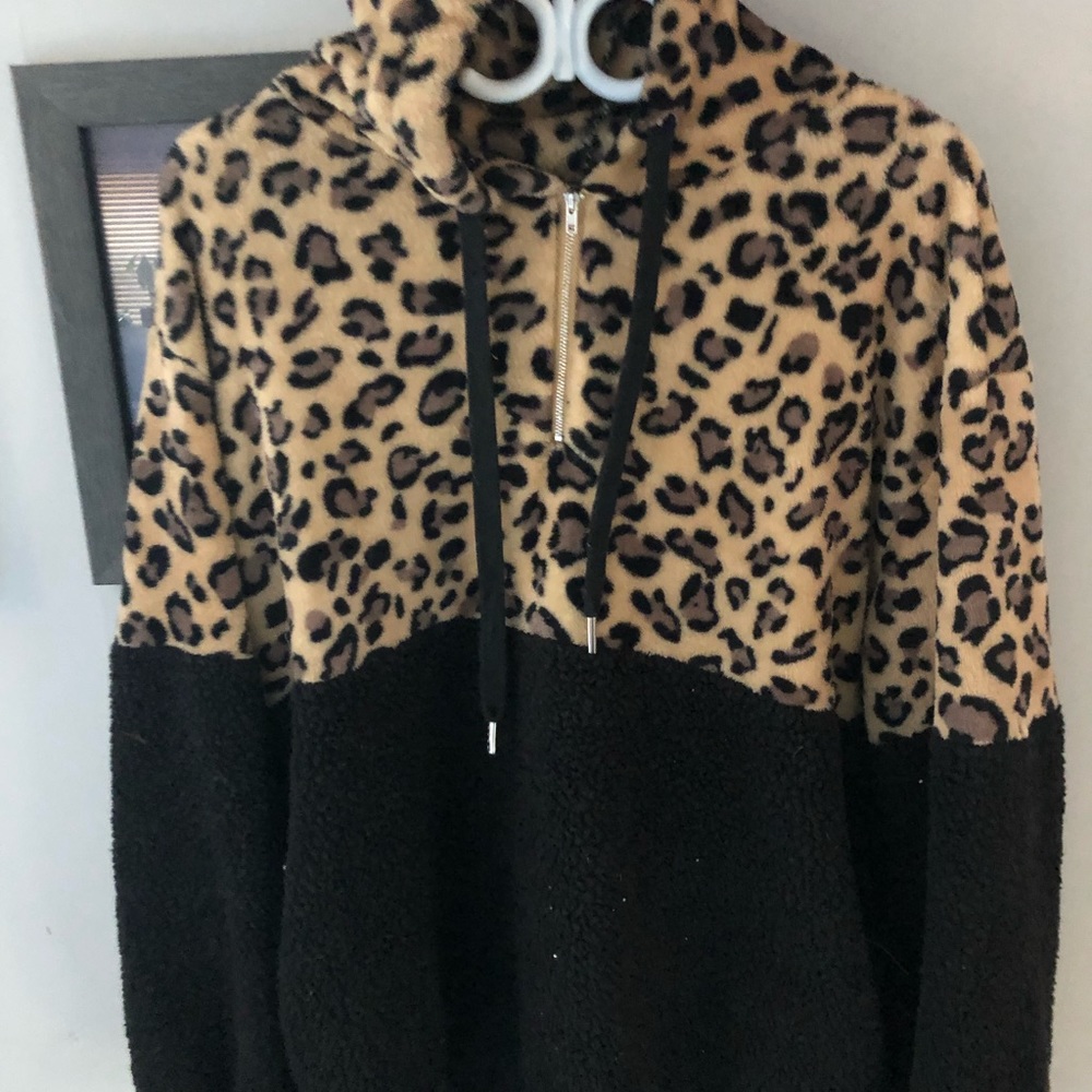 Ladies xl Sherpa style hoodie.  Some flattening of black fleece from a wash